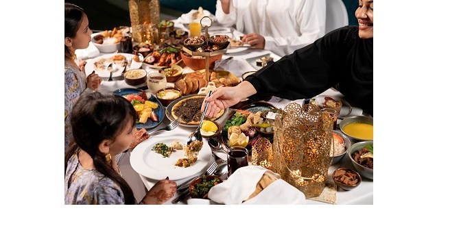 فندق “هوليداي إن” مجمع دبي للعلوم يرحب بضيوفه في أجواء رمضانية مميزة مع تجربة استثنائية بجانب المسبح في مطعم بابلز